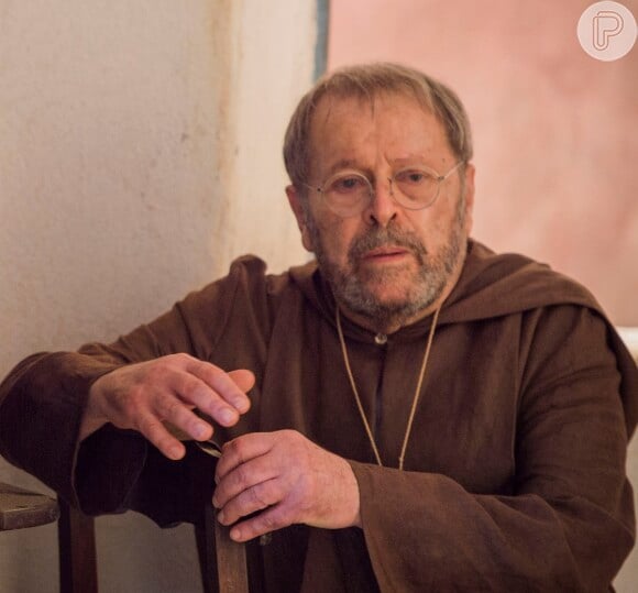 Benício (Carlos Vereza) aconselha Bento (Irandhir Santos) a não guardar raiva de Afrânio (Antonio Fagundes), na novela 'Velho Chico'