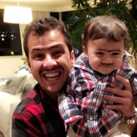 Filho de Fernanda Gentil se veste de caipira para ir à festa junina com o pai