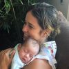 Paloma Duarte sorri com o filho, Antônio, de 2 meses, no colo
