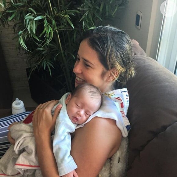 Paloma Duarte sorri com o filho, Antônio, de 2 meses, no colo