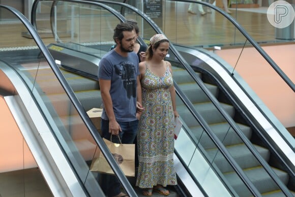 Bruno Ferrari e Paloma Duarte foram fotografados em um shopping do Rio de Janeiro antes de Antônio, que está com 2 meses, nascer