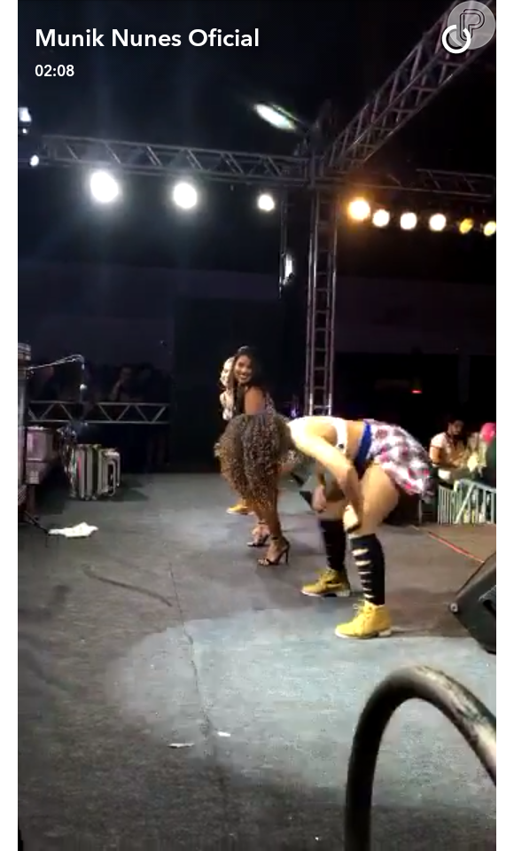 Munik dançou funk na companhia de bailarinas que agitaram o Baile da Favorita, em Teresina, Piauí, neste sábado, 02 de julho de 2016