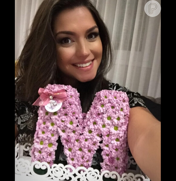 Thais Fersoza mostrou um Instagram um presente que Melinda ganhou com a inicial do seu nome