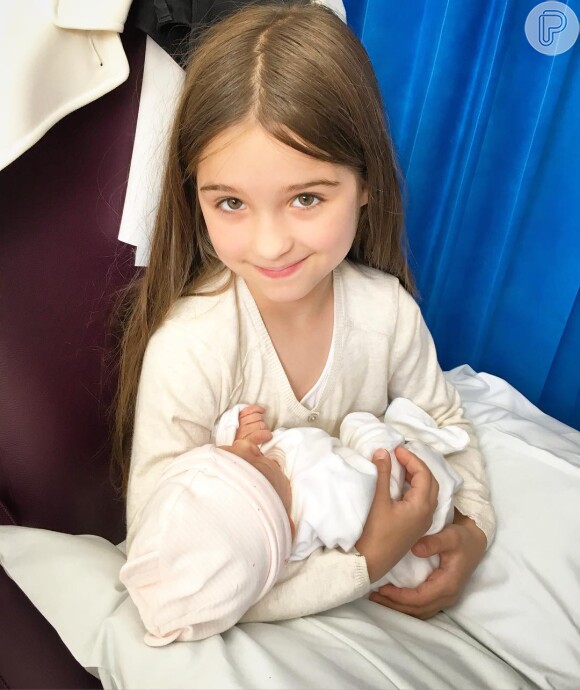 Luiza Valdetaro também mostrou foto da filha mais velha, Maria Luiza, com a pequena Sophia no colo