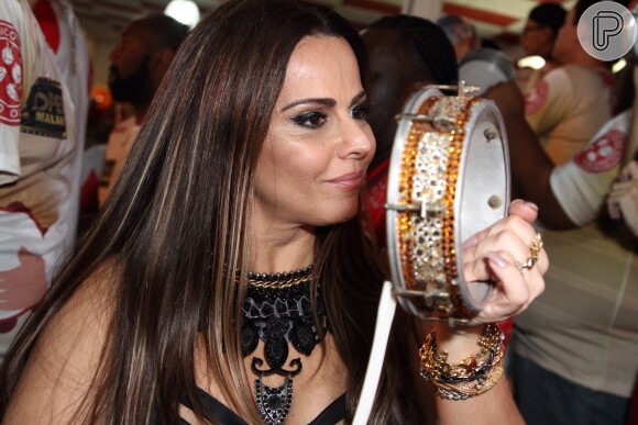 Viviane Araújo está investindo na carreira de atriz, mas não deixa a paixão pelo samba de lado