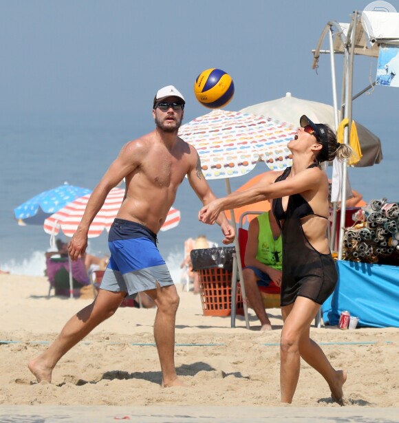Fernanda Lima e Rodrigo Hilbert costumam jogar vôlei em praia da Zona Sul do Rio de Janeiro