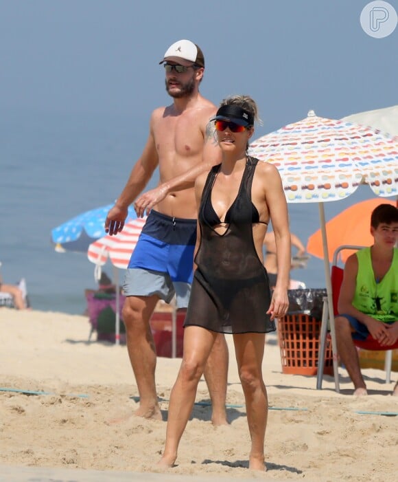 Fernanda Lima e Rodrigo Hilbert costumam ir a praia juntos, onde praticam esportes