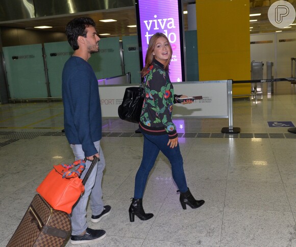 Marina Ruy Barbosa e Xandinho Negrão embarcaram no Aeroporto Internacional do Rio de Janeiro, no dia 02 de julho de 2016, para uma viagem de férias à Tailãndia