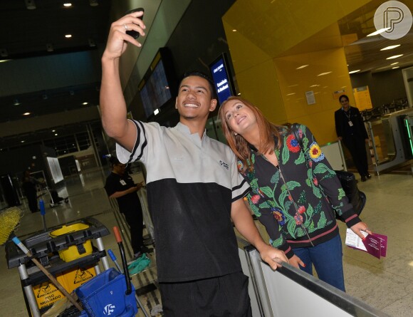 Marina Ruy Barbosa fez uma selfie com um funcionária da limpeza do Aeroporto Internacional do Rio de Janeiro antes de embarcar para a Tailãndia em 02 de julho de 2016