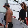Isis Valverde e o namorado André Resende vão juntos à praia, no Rio de Janeiro
