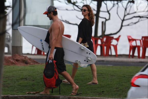 Isis Valverde e o namorado André Resende vão juntos à praia, no Rio de Janeiro