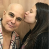 Sophia Raia postou uma foto beijando a careca de Edson Celulari