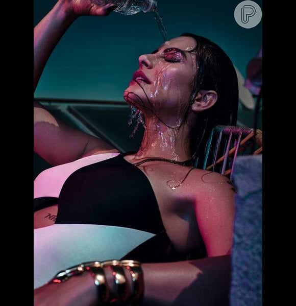 Cleo Pires surgiu em foto sensuais para o lançamento de seu site oficial