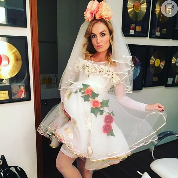 Angélica publicou fotos de seu vestido de noiva, usado na festa julina, que aconteceu no domingo, 3 de junho de 2016