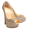 Sapato usado por Larissa Manoela em sua festa de aniversário era cheio de cristais e da marca Louboutin