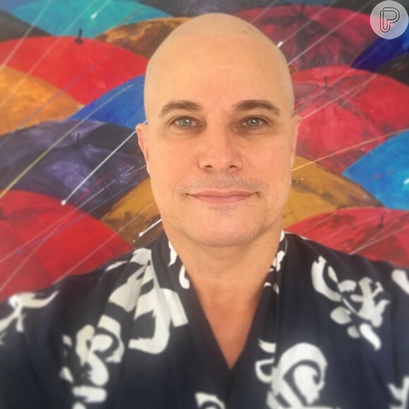 Edson Celulari leva no bom humor as brincadeiras dos colegas sobre o novo visual sem cabelos, em função do tratamento quimioterápico