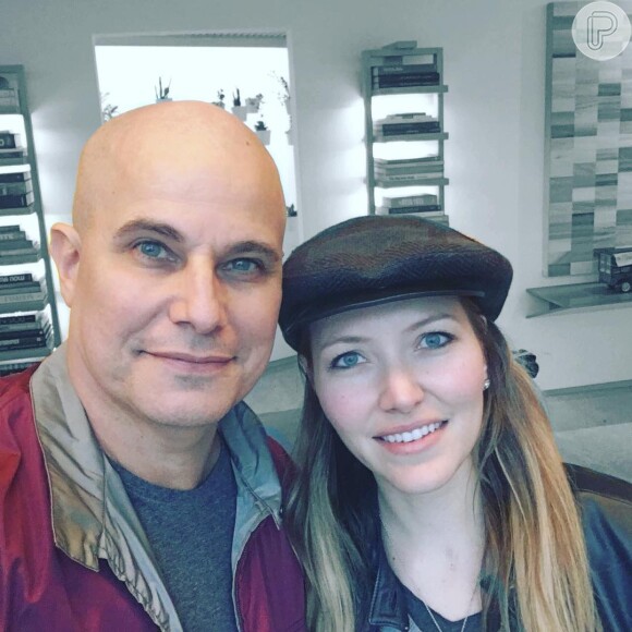 Karin Roepke, namorada de Edson Celulari, postou uma foto ao lado do ator e se declarou no Instagram