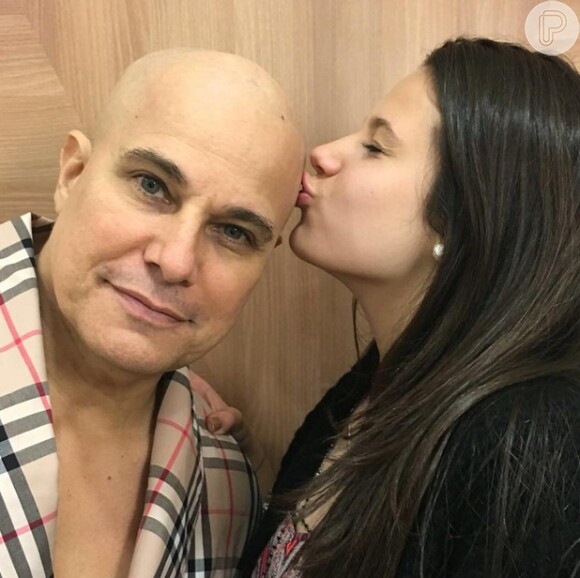 Sophia Raia postou uma foto dando um beijo na cabeça do pai, Edson Celulari