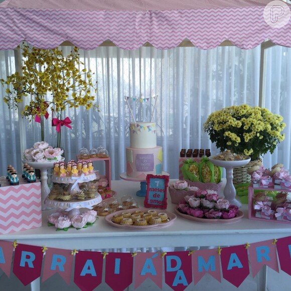 Os detalhes da comemoração foram compartilhados por Deborah Secco em seu perfil no Instagram nesta segunda-feira, 4 de julho de 2016