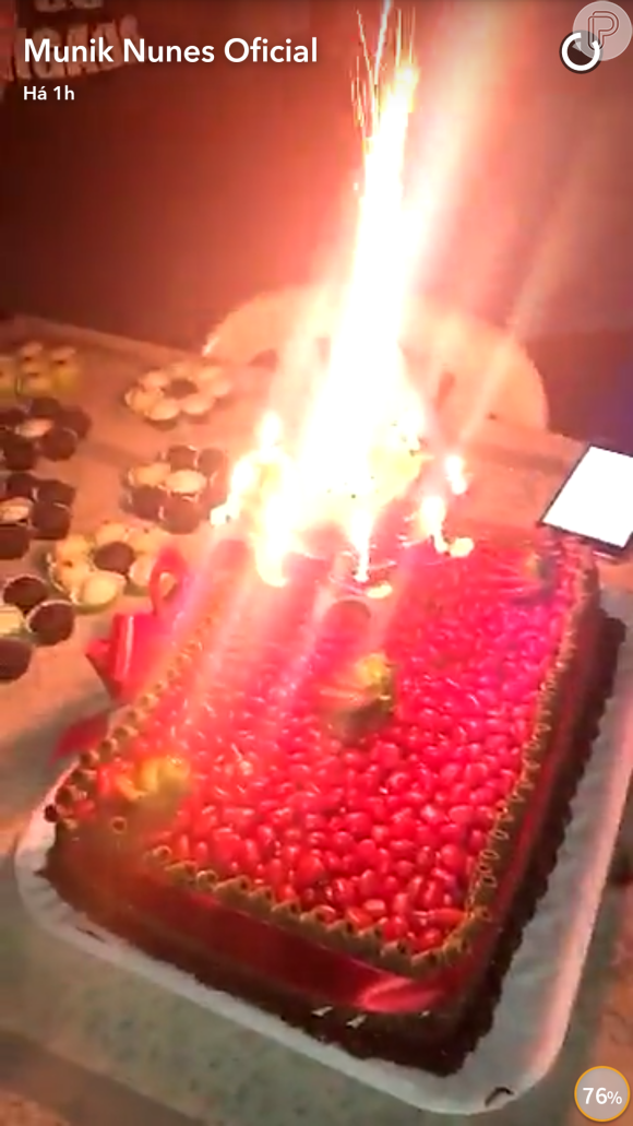 Ex-BBB Munik mostra o bolo de chocolate que ganhou dos fãs: 'Adorei'