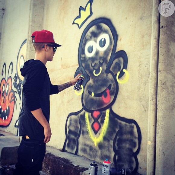 Justin Bieber provoca paparazzi brasileiros: 'Boa foto, boa foto paparazzo, acho que vou colocar numa moldura'