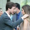 Lili (Juliana Paiva) e Marcelo (Igor Angelkorte) estão noivos, em 'Além do Horizonte'