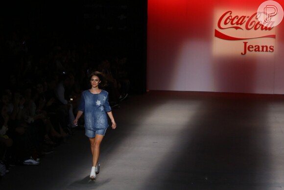 Isabelle Drummond desfila com um look todo jeans pela Coca-Cola Clothing, no Fashion Rio