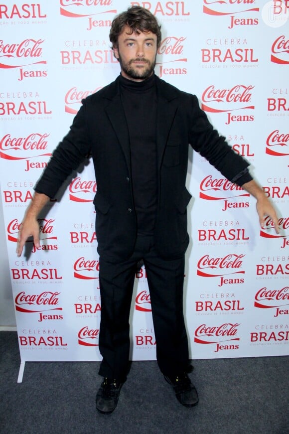 Kayky Brito também optou pelo preto ao chegar ao Fashion Rio, em 7 de novembro de 2013. O ator desfilou pela Coca-Cola ao lado de Bruna Marquezine e Isabelle Drummond