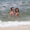 Nanda Costa e Rodrigo Lombardi gravam cenas para 'Salve Jorge' na praia do Recreio dos Bandeirantes, na zona oeste do Rio
