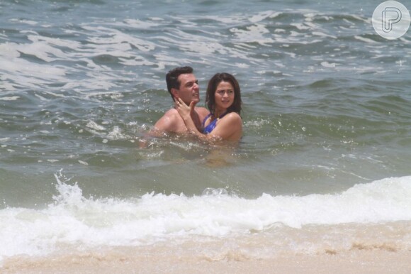 Nanda Costa e Rodrigo Lombardi gravam cenas para 'Salve Jorge' na praia do Recreio dos Bandeirantes, na zona oeste do Rio