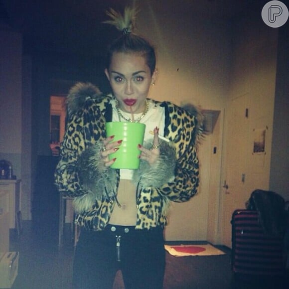 Miley Cyrus tem abusado das bebidas álcoolicas: 'Ela acha que ela está no controle, mas ela não está. Sua atitude em relação às drogas reflete isso'