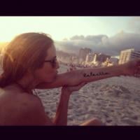 Ticiane Pinheiro exibe tatuagem com o nome de Rafa: 'Amor que não se mede'