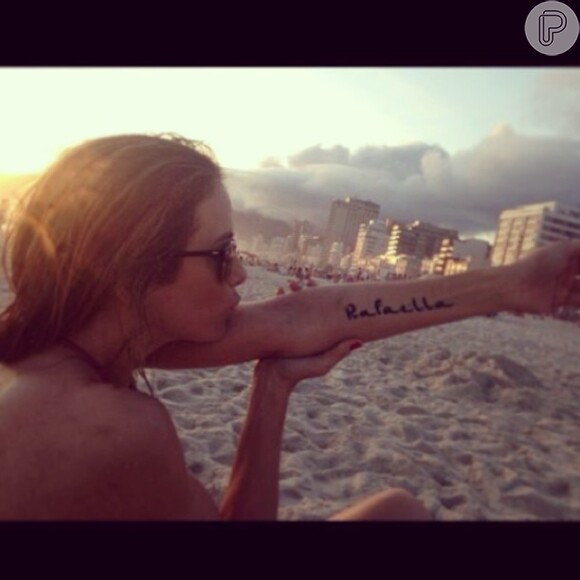 Ticiane Pinheiro exibe a tatuagem de henna no braço esquerdo com o nome da filha, a pequena Rafaella Justus, fruto do relacionamento com o empresário Roberto Justus, neste domingo, 10 de novembro de 2013