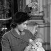 Príncipe Charles foi fotografado com sua mãe, a rainha Elizabeth, após a cerimônia de batismo no Palácio de Buckingham, em Londres, Reino Unido, em 15 de dezembro de 1948