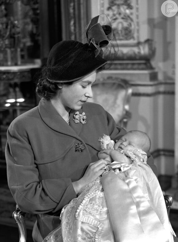 Príncipe Charles foi fotografado com sua mãe, a rainha Elizabeth, após a cerimônia de batismo no Palácio de Buckingham, em Londres, Reino Unido, em 15 de dezembro de 1948
