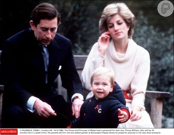 Charles e Diana posaram com o primogênito William no jardim murado do Palácio de Kensington, em 1983