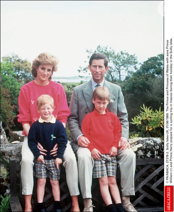 Príncipe Charles e a princesa Diana posaram com os filhos Príncipe William e Harry durante suas férias na Sicília, em 1989