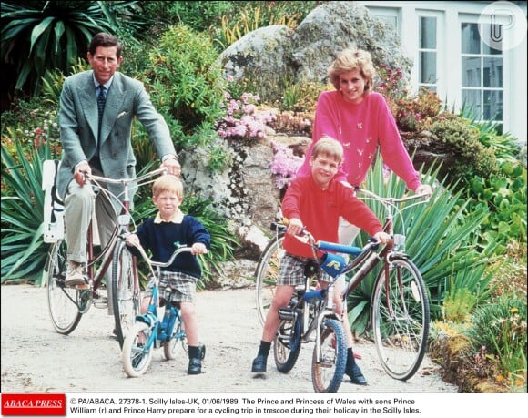 A família real durante um passeio de bicleta na Sicília