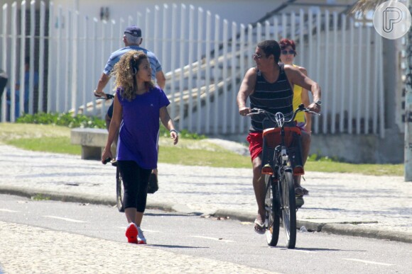 Zeca Pagodinho conversa enquanto pedala na orla da praia
