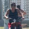 Sorridente, Zeca Pagodinho pedala na orla da praia da Barra da Tijuca, no Rio de Janeiro, nesta segunda-feira, 11 de novembro de 2013