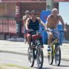 De camisa e short, Zeca Pagodinho anda de bicicleta à vontade na Barra da Tijuca