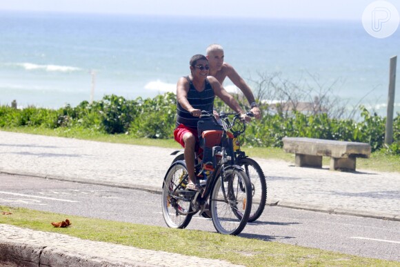 Zeca Pagodinho pedala na orla da praia da Barra da Tijuca, no Rio de Janeiro, na tarde desta segunda-feira, 11 de novembro de 2013