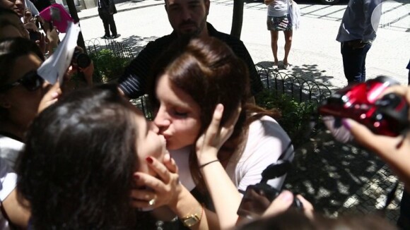 Lana Del Rey beija fã na boca na porta do hotel Copcabana Palace, no Rio, em 11 de novembro de 2013