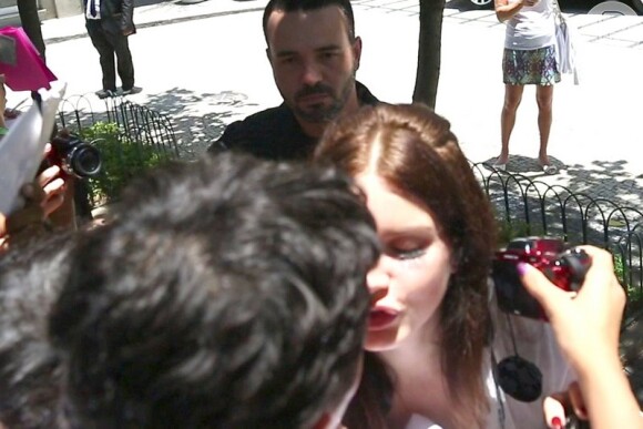 Lana Del Rey beija fã