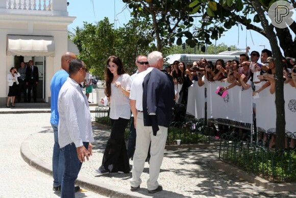 Lana Del Rey atende fãs na porta do Copacabana Palace