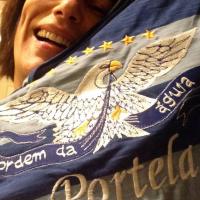 Gloria Pires posa com a bandeira da Portela em clima de carnaval