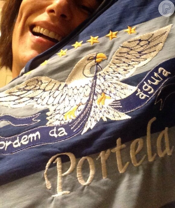 Gloria Pires já está em clima de carnaval. A atriz publicou uma foto com a bandeira da Portela, sua escola de coração, nesta segunda, 11 de novembro de 2013