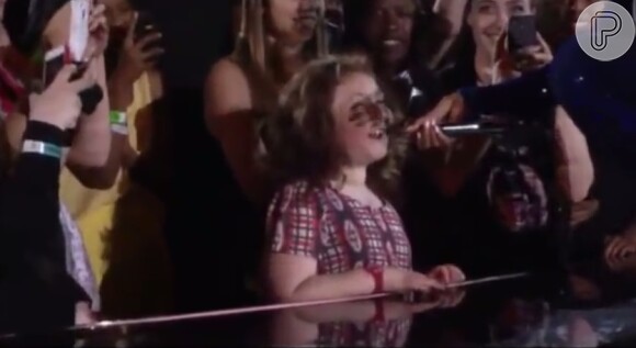 Sophie se arrisca a cantar a música 'Irreplaceable' de Beyoncé