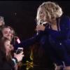 Beyoncé canta para Sophie, menina de 13 anos que é cega e tem paralisia cerebral, em 12 de novembro de 2013