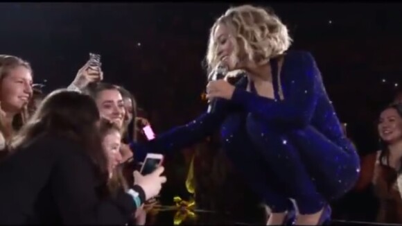 Beyoncé canta para menina com paralisia cerebral e cega durante show